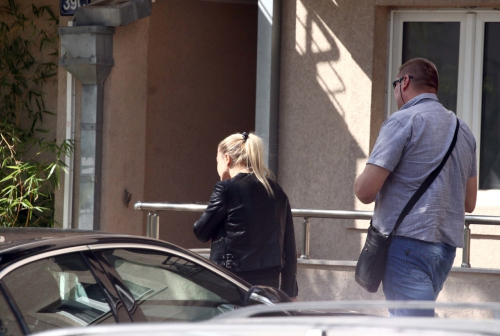 Gruova udovica neutešna! Sva u crnini i podbula, iz stana se čuje jezivo jecanje! (FOTO)