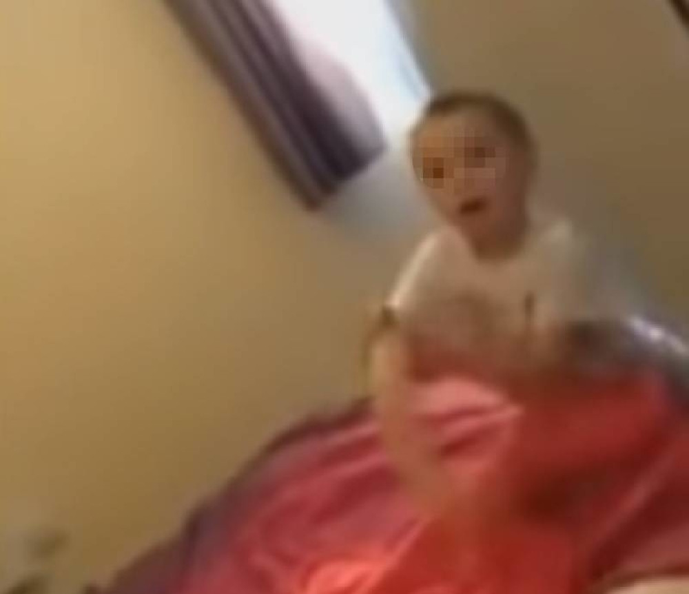 Nije znao šta drži - mlatio po vazduhu i krevetu, pa se dao u beg! Žena puca od muke (VIDEO)