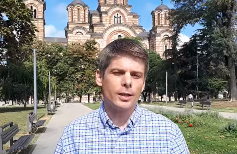 Sada je hrabro stao ispred beogradske Gračanice i poslao poruku koja Srbima slama srca i uliva nadu! (VIDEO)