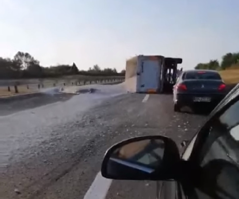 Prevrnuo se kamion! Očevici otrkirli šta se desilo sa vozačem (FOTO)