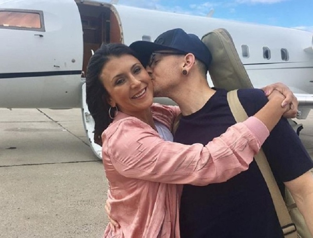 Slavni pevač se ubio pre 2 godine, a njegova žena je tvrdila da ga nikada neće preboleti! Zbog onoga što je sada uradila, razapeta na stub srama