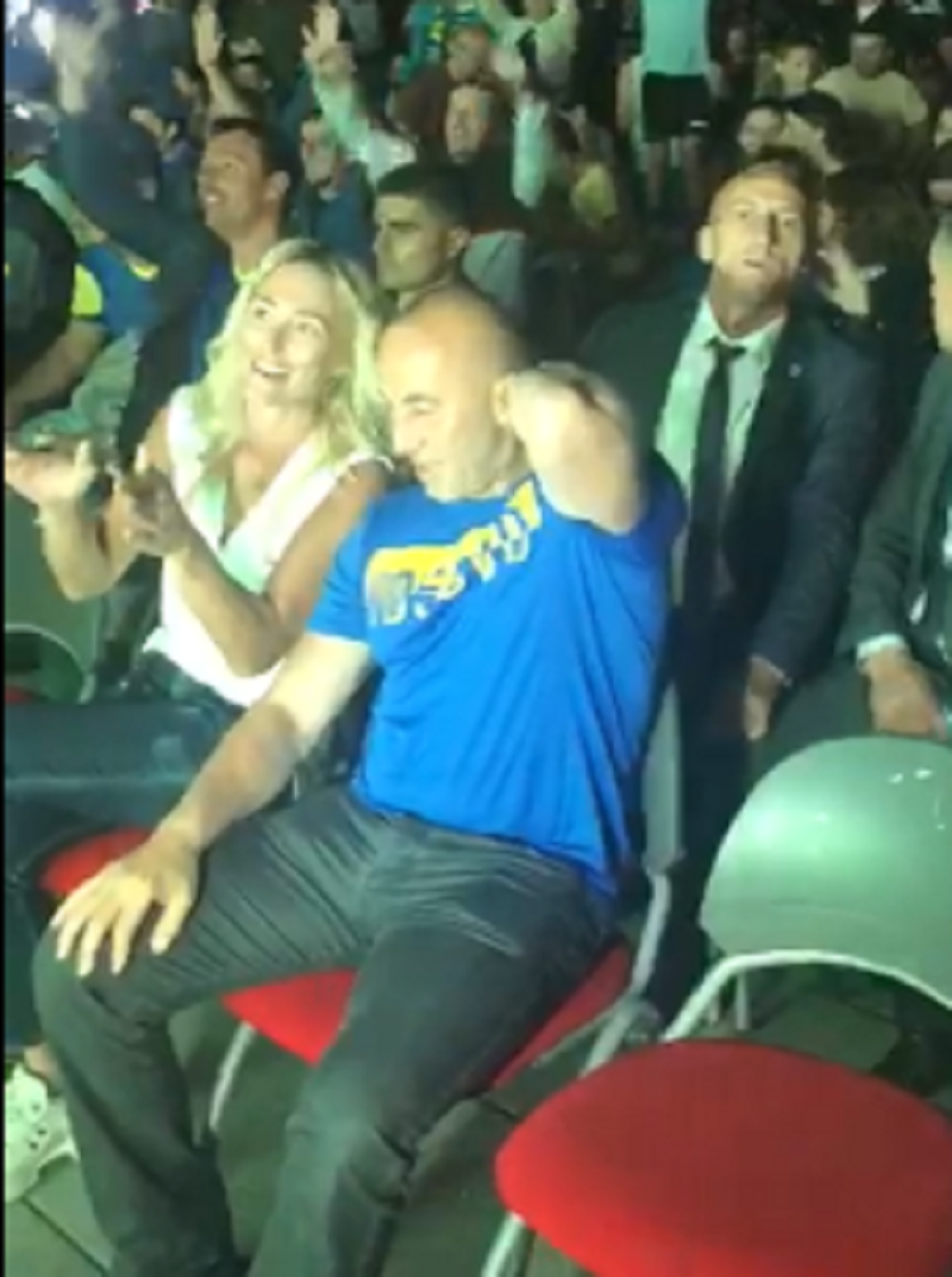 Haradinaj je sinoć iz prvog reda bodrio fudbalere u društvu zanosne plavuše! Svi su posmatrali njihovo prisno ponašanje i pitali se ko je ona!