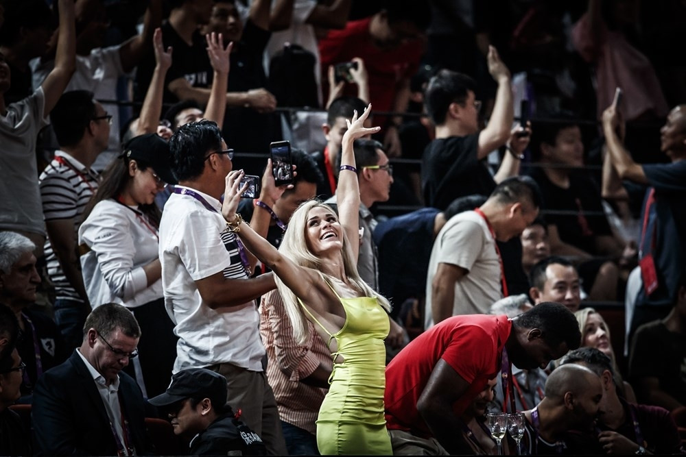 Bivši košarkaš komentarisao meč iz Kine, a kada je ugledao NJU u publici, istog trena je ućutao! (VIDEO/FOTO)