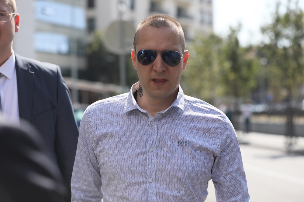 Jedna posebno uteruje strah u kosti! Svi sa jezom čitali poruku na njegovoj ruci