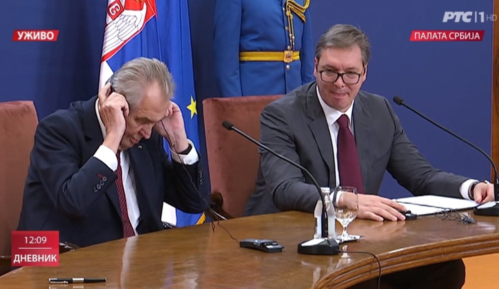 Pre početka konferencije za novinare, Vučić krenuo rukom ispod stola i načinio gest koji krši sve protokole! (FOTO)