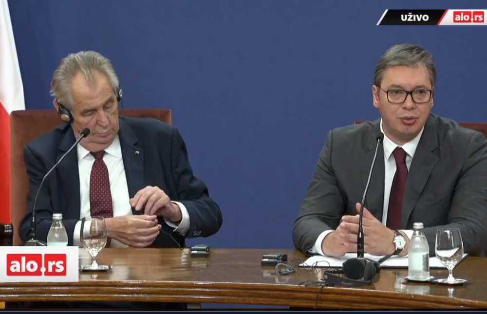 Okrenuo se ka predsedniku Češke, spustio ruke na sto i na trenutak, prekinuo konferenciju!