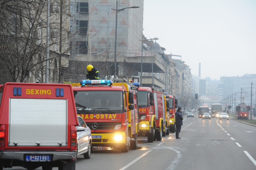 Mehaničar popravljao automobil, a onda buknula vatra, izgorela cela garaža