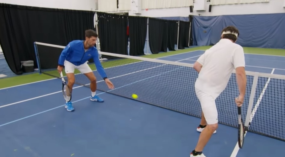 Niko ga nije hteo, ni Federer ni Rafa, a onda ga je Nole uzeo po svoje! Posle treninga Srbin mu je ostavio emotivnu poruku! (VIDEO)