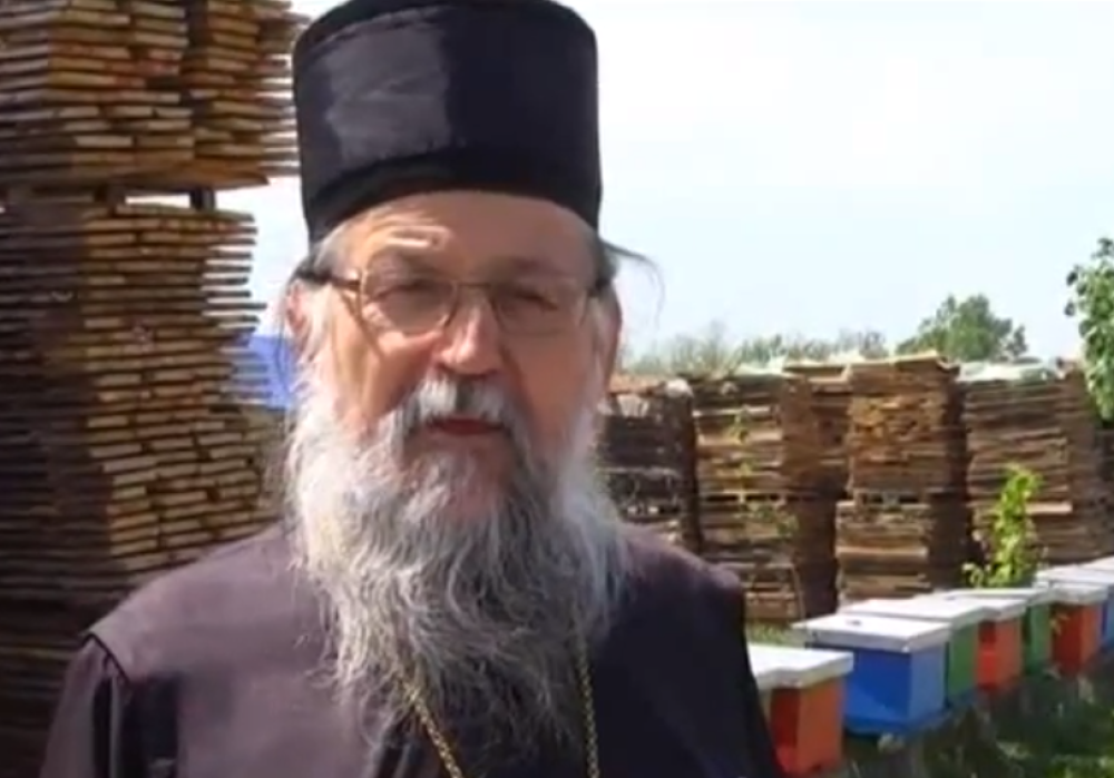 "Jel nosiš mantiju, to me pali?" Vladika se brani: "Nemam veze sa tim, hoće da mi smeste"!