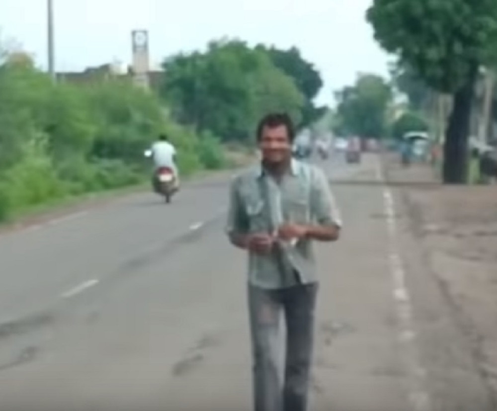 Već tri godine vrane napadaju ovog čoveka, a sve je počelo kad je pokušao da pomogne! (VIDEO)