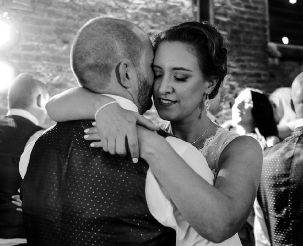 Od gostiju tražili pare za medeni mesec, a kad su se pobudili njihov najgori san je postao java (FOTO)