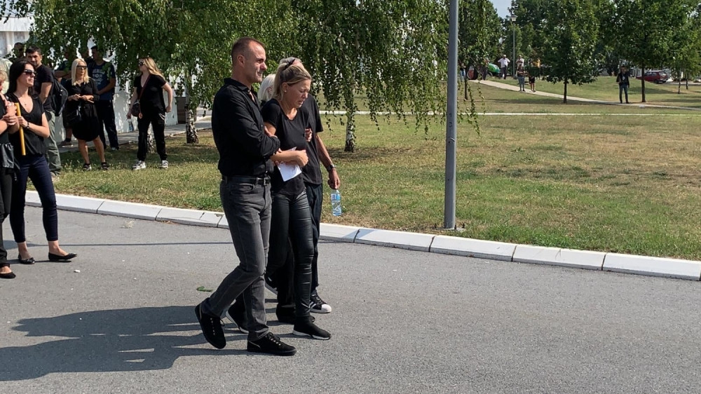 Gruovoj udovici pozlilo na sahrani! Od bola i tuge ne može da stoji! (FOTO)