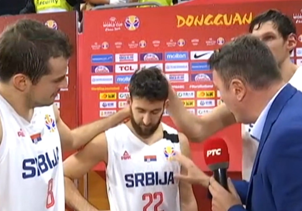 U trenutku dok je Vasa Micić davao izjavu Šarencu, dogodilo se nešto nesvakidašnje... Gledaoci ostali zatečeni! (VIDEO)