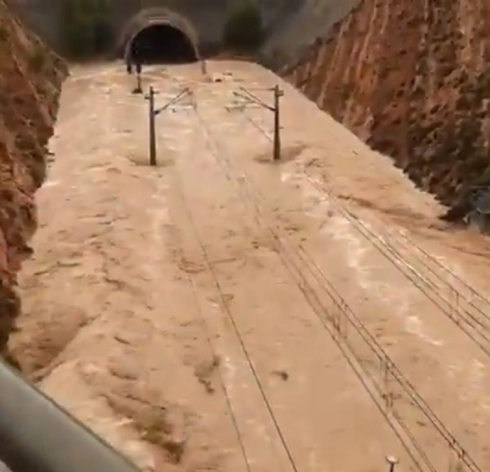 Tornado nosi sve pred sobom, pruga se bukvalno pretvorila u reku! (UZNEMIRUJUĆI VIDEO SA LICA MESTA)