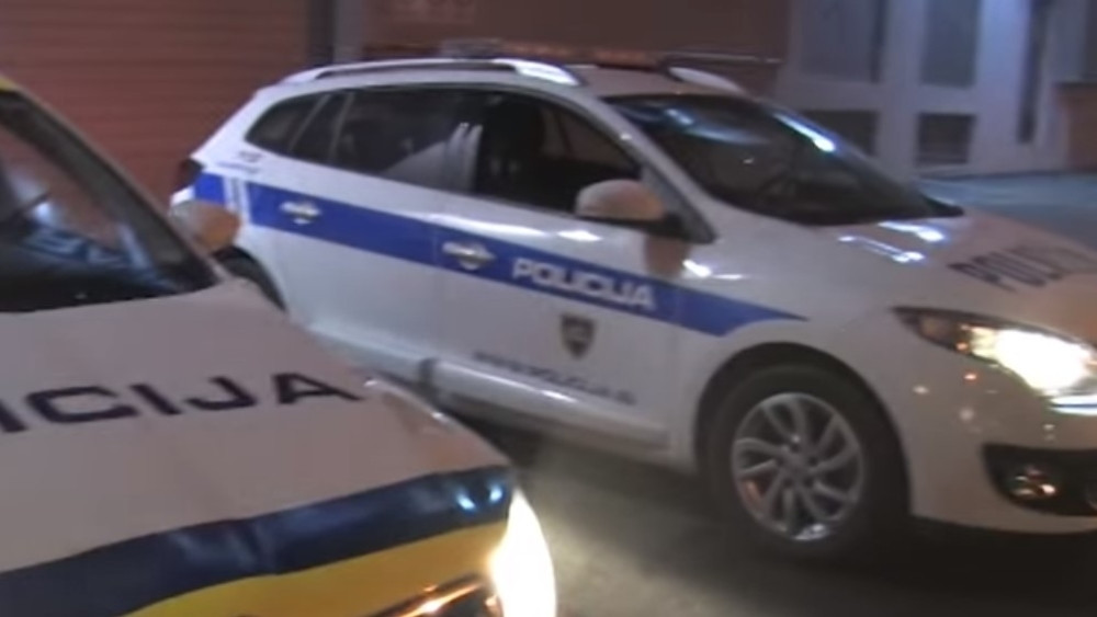 Kao u akcionim filmovima! Lovili ih po auto-putu, udarili u policijsko vozilo, a onda se na kraju zakucali u bankinu!