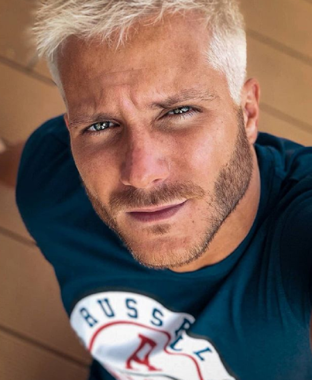 Saša Kovačević go kao od majke rođen! Pevač u vrućem izdanju! (FOTO 18+)