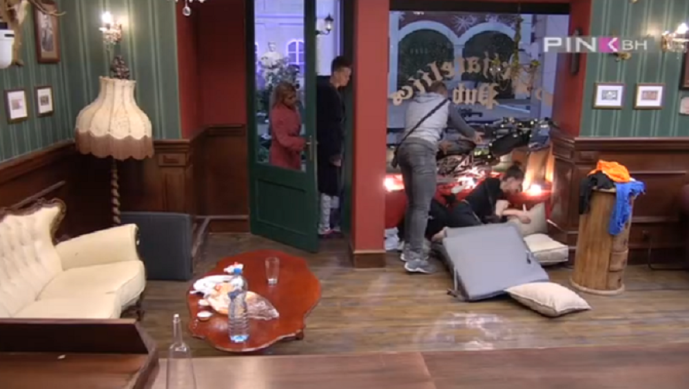 Žestok okršaj u Zadruzi! Tara gurnula Radeta, a onda je došlo do opake svađe! (VIDEO)