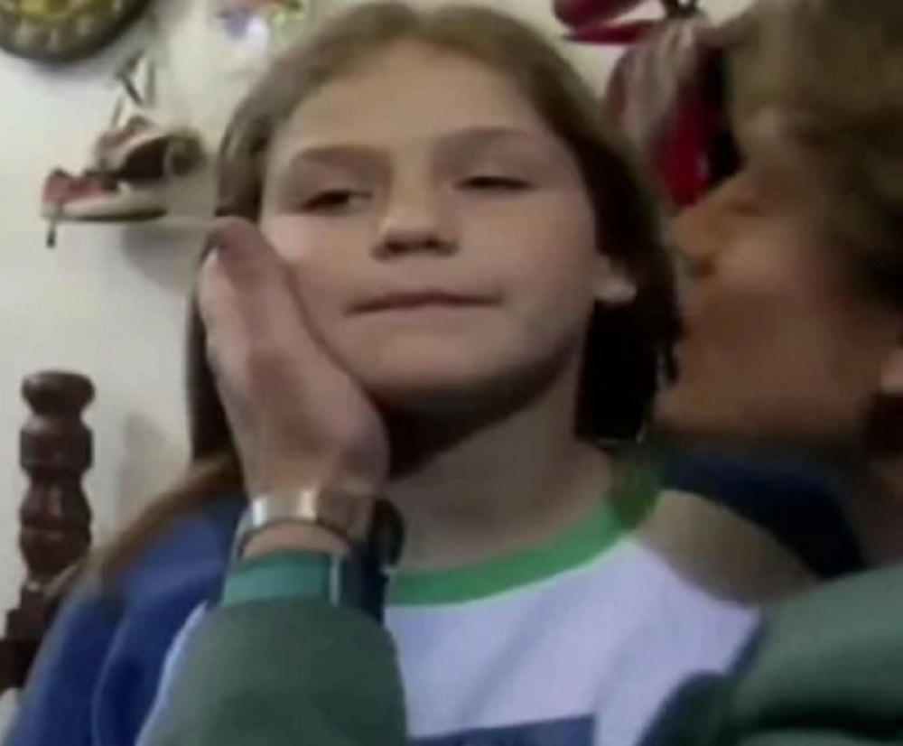 Danas izgleda sasvim drugačije, ali je i dalje u svetu glumaca! (FOTO)