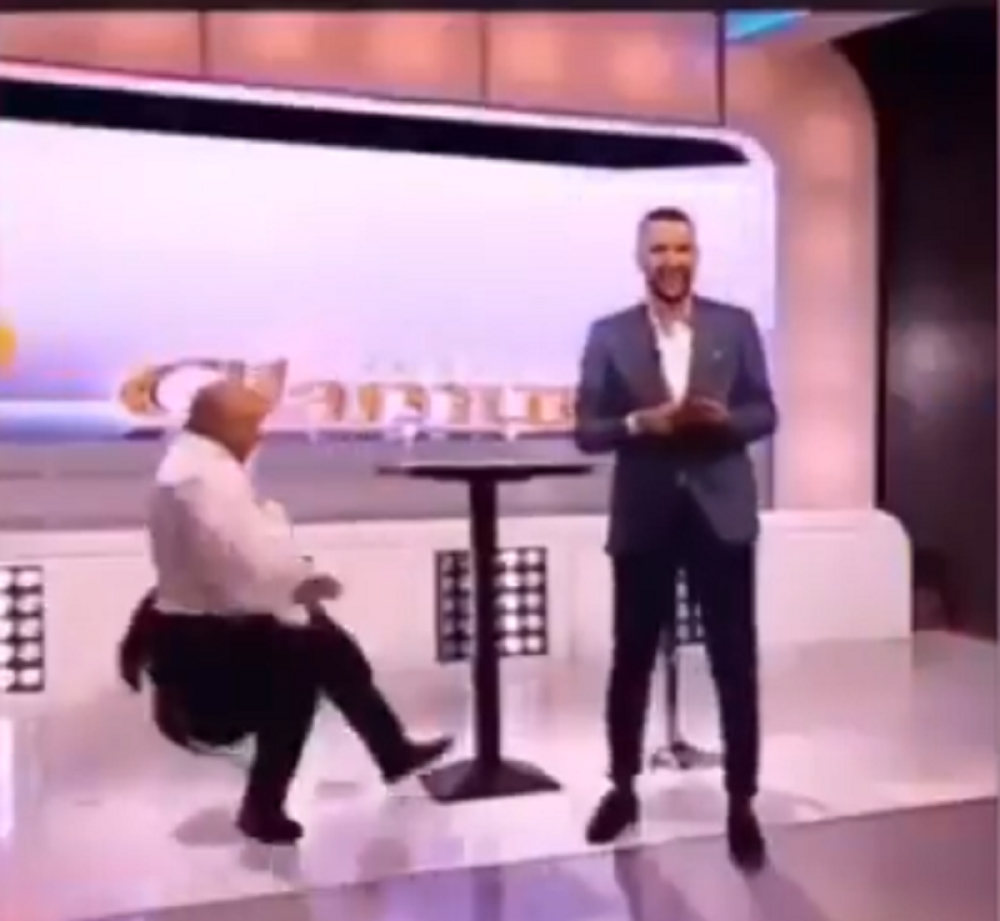 Džej pao sa stolice usred emisije uživo! Milionima će krenuti suze od smeha kada ovo vide, svi potrčali da ga podignu! (VIDEO)