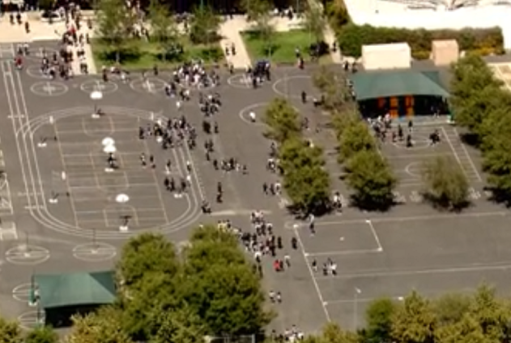 Dve škole pod opsadnim stanjem! Specijalci dobili jasno naređenje! (VIDEO)