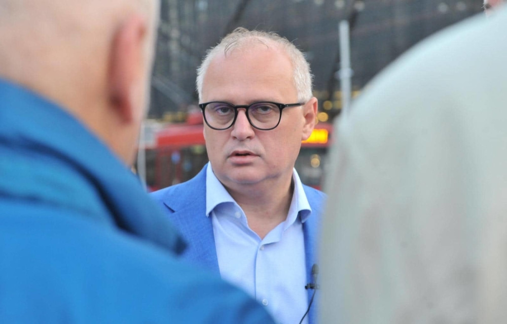 Huligani divljali pred kućom Vesića, traži hitne odgovore!