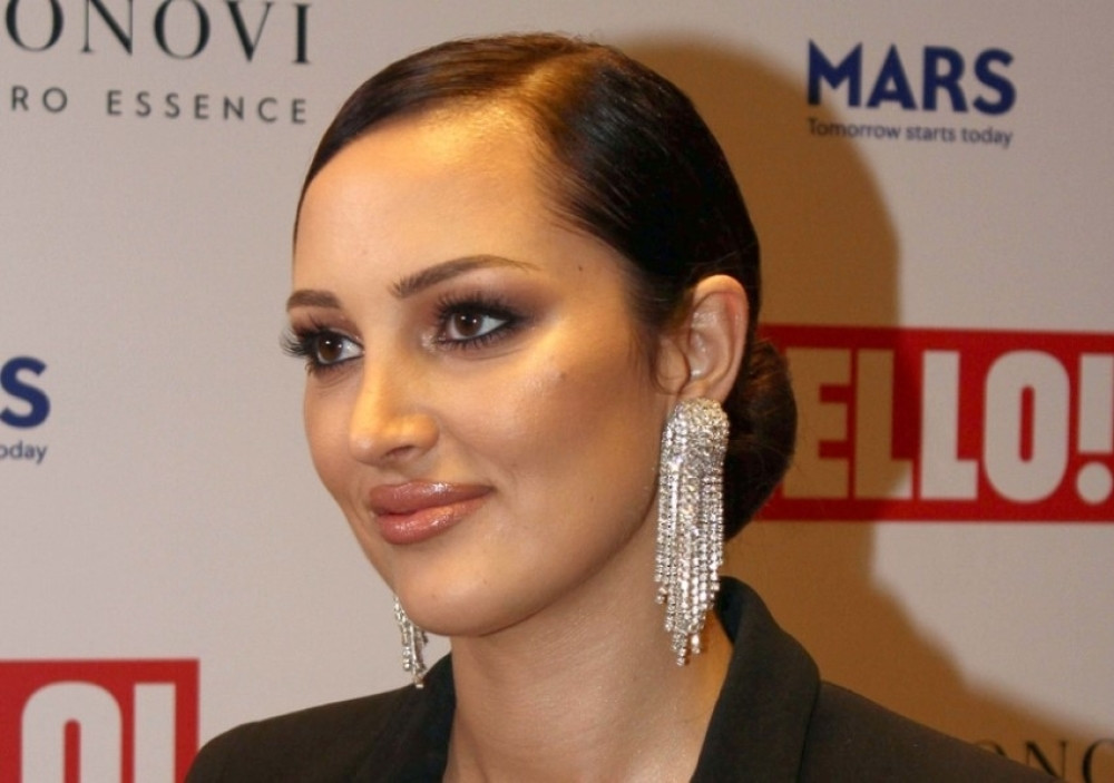 Prija se sinoć bez brusa pojavila na žurki, svi su zurili u njen dekolte do pupka! (FOTO)