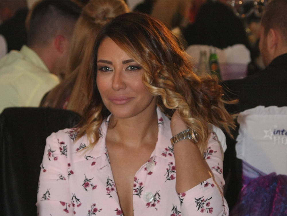 Ana Nikolić u haljini sa šlicem do pupka napravila pometnju na svadbi! Nikad zgodnija! (FOTO)