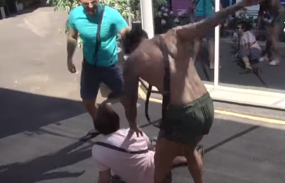 Zokija Šumadinca oborili na pod, pa ga šutirali! Tukli ga kraj bazena!