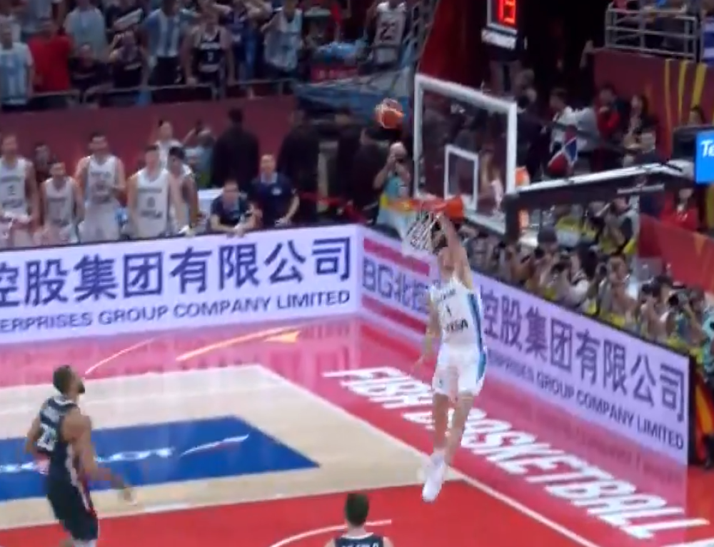 Argentinac ostao da visi! Hteo da zakuca, ali je lopta u trenutku nestala! (VIDEO)