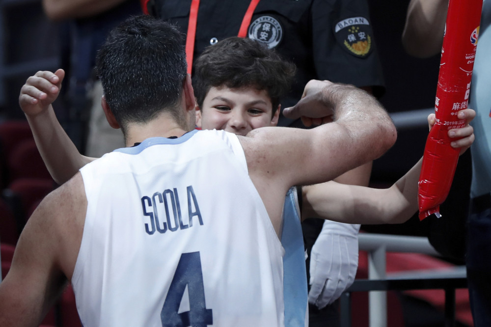 Uplakani HEROJ Argentine u zagrljaju svoje porodice proslavio neverovatan uspeh! (FOTO/VIDEO)