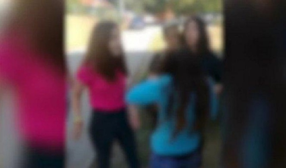 Svi su besni zbog zlostavljanja devojčice u dvorištu škole! Drugarice je mučki udarale, a ostali se smejali i uživali!