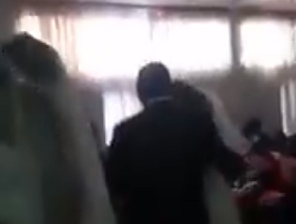 Devojka u venčanici upala na svadbu svog ljubavnika, pa napravila strahovit skandal! (VIDEO)