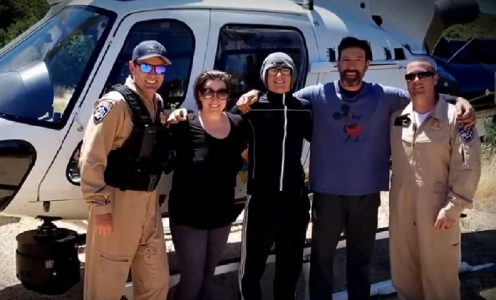 Roditelji i sin (13) se zaglavili ispod opasnog vodopada! Način na koji su se spasili ravan je čudu! (VIDEO)