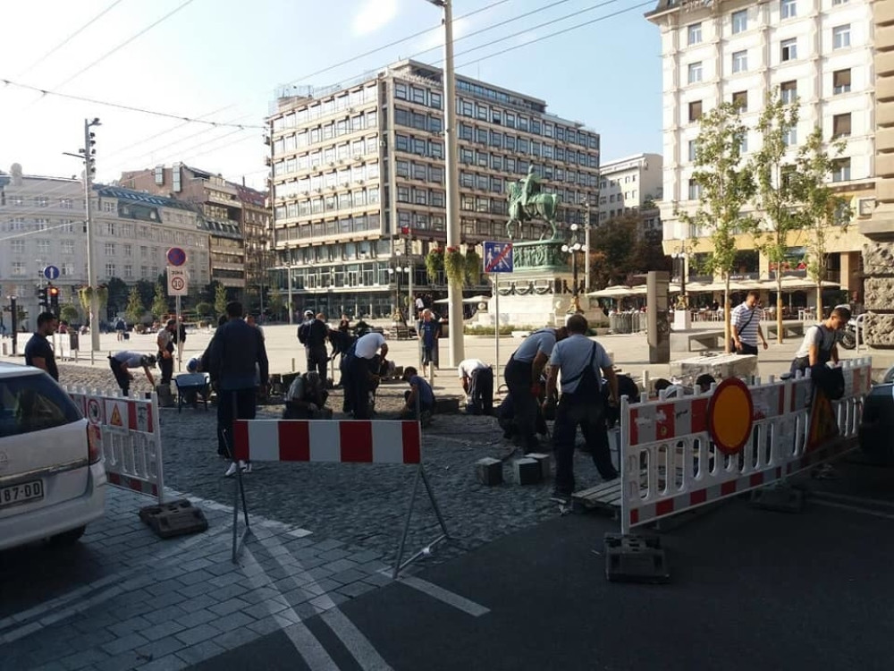 Od ranog jutra radovi na Trgu republike!