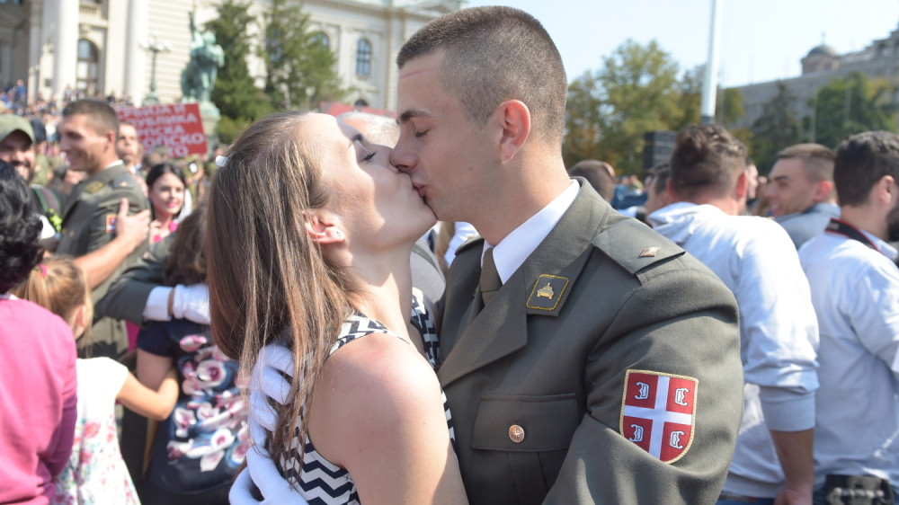 Krenule su mu suze, a onda je došla ona! O njihovom poljupcu godinama će se pričati! (FOTO)