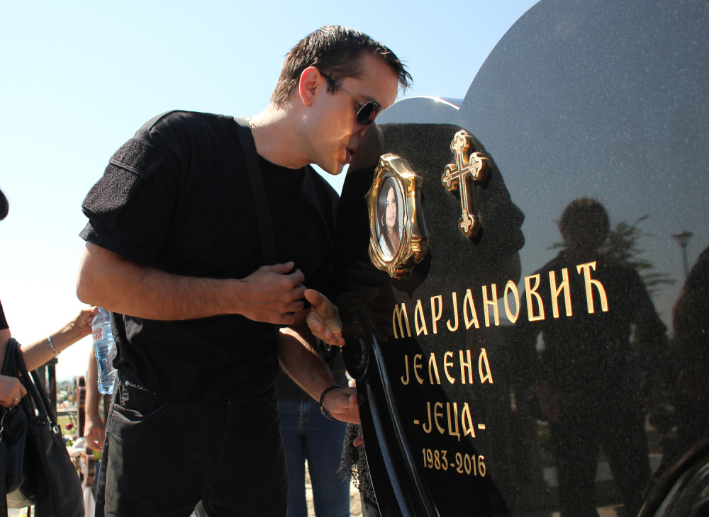 Zoran prvi prišao grobu, a jednu stvar nije skidao sa sebe!