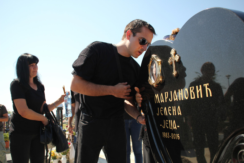 Mesar u belom na groblju, Zoranove astralne projekcije i misteriozna priča o prokletstvu pevačicine porodice!