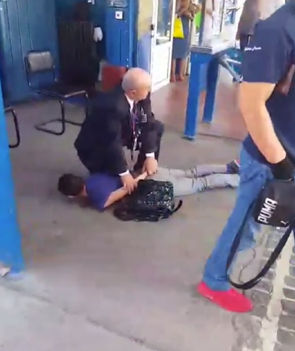 Devojka vrištala na sav glas od bola! Ljudi stoje i ne reaguju (VIDEO)