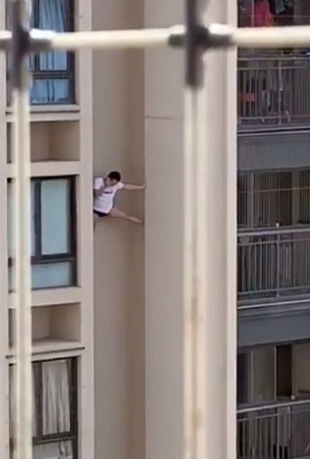 U gaćama stoji zaglavljen između dve zgrade! Svi se pitaju samo jedno (VIDEO)