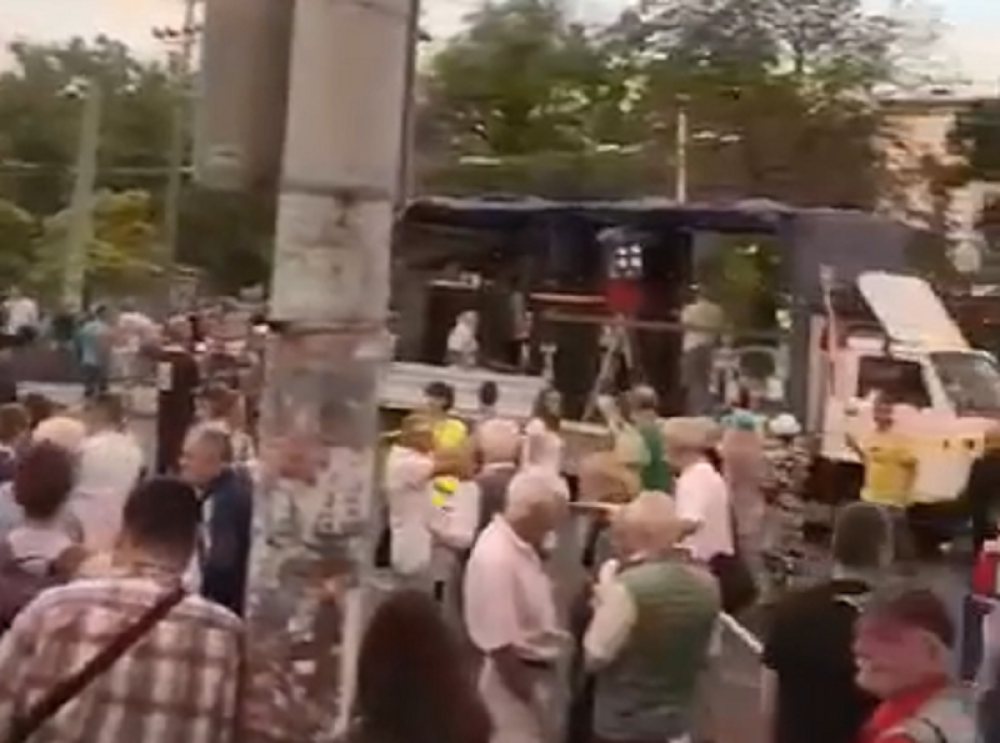 Glasna muzika trešti sa Đilasovog kamiončeta! (VIDEO)