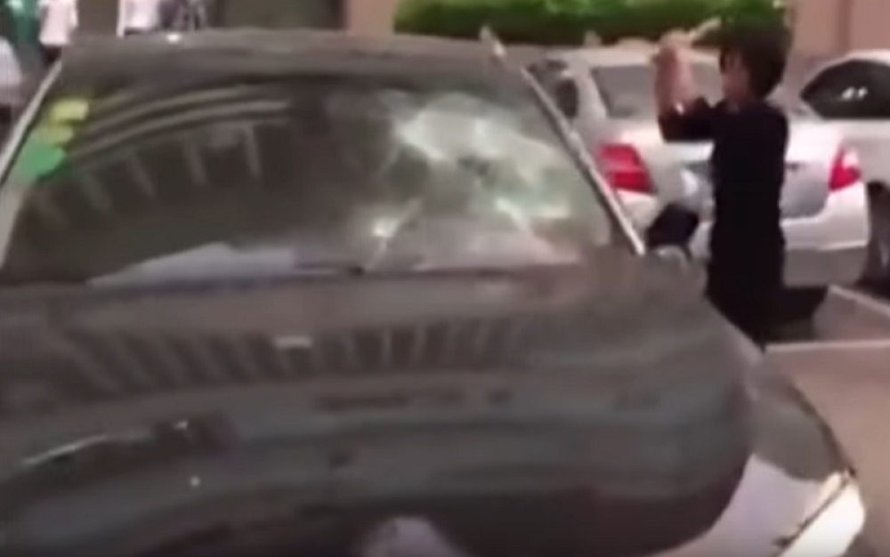 Žena uzela macolu i počela iz sve snage da udara! Ljudi zinuli u čudu i preplašeno gledali u horor! (VIDEO)