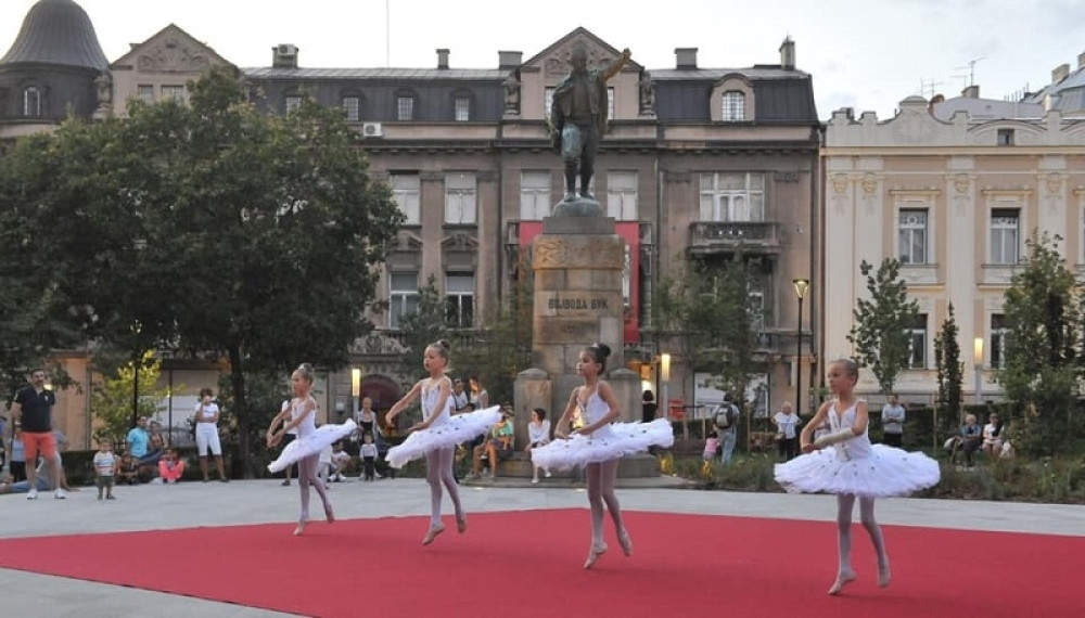 Beograđani s uživanjem ispratili umetnički program u obnovljenom parku vojvode Vuka (FOTO)