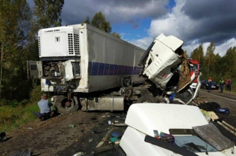 Kamion se zakucao u autobus prepun ljudi! Sedmoro mrtvih, 28 povređenih! (FOTO)