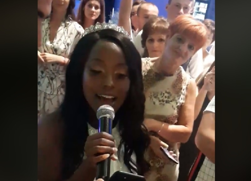 Latila se mikrofona, svatovi je slušali u neverici: Ne da lepo peva, nego još peva onu našu, pravu patriotsku (VIDEO)