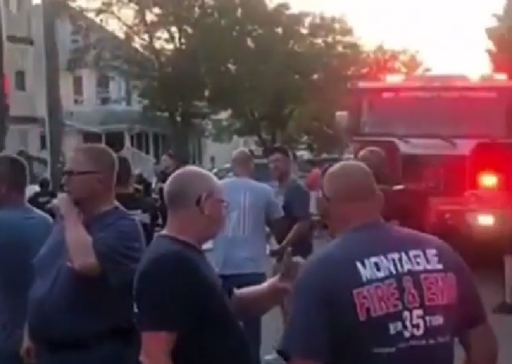 Srušila se zgrada, vatrograsci pod ruševinama! Kamera zabeležila jezive scene (FOTO, VIDEO)