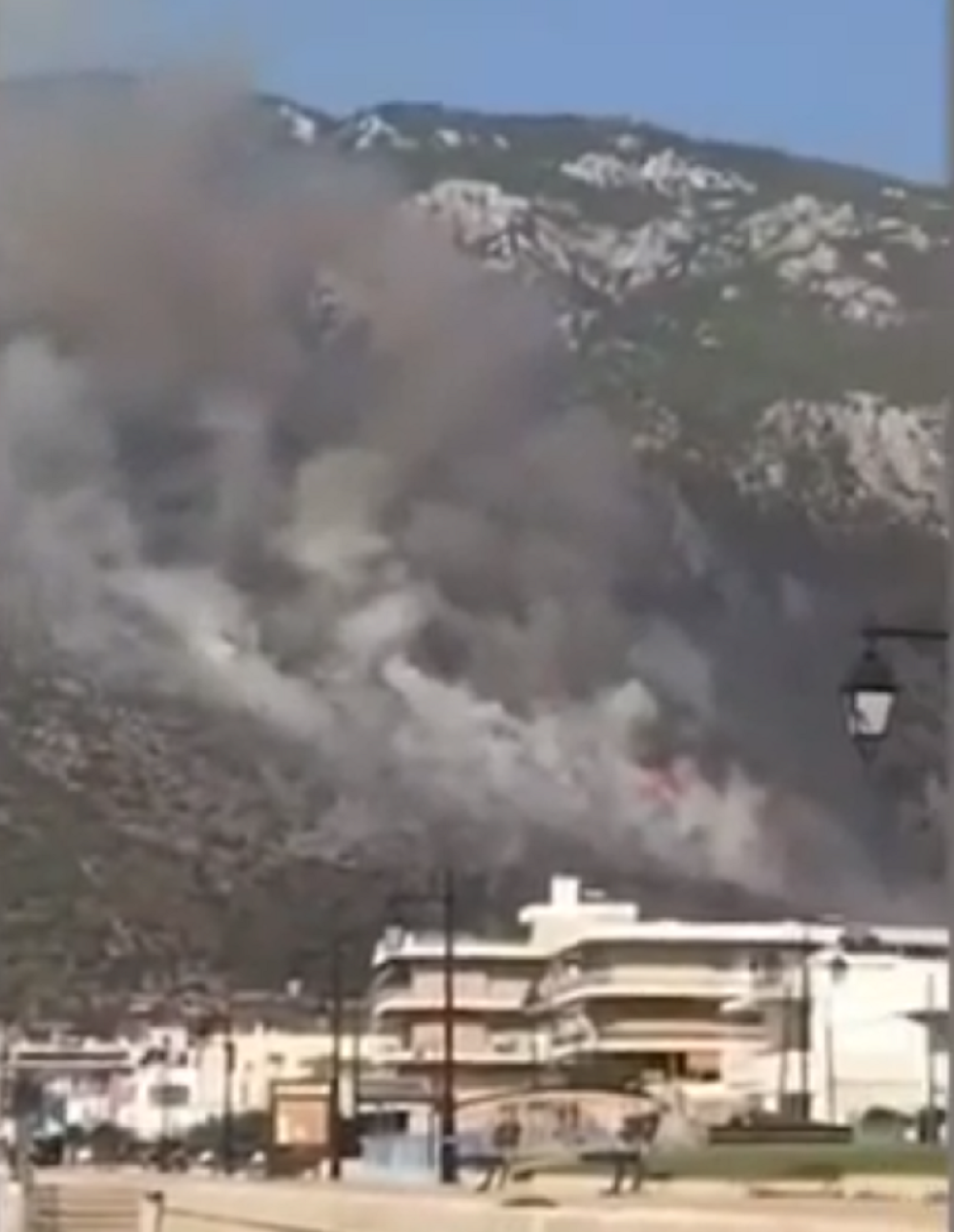 Hitna evakuacija ljudi i manastira! Požar gasi šest helikoptera!