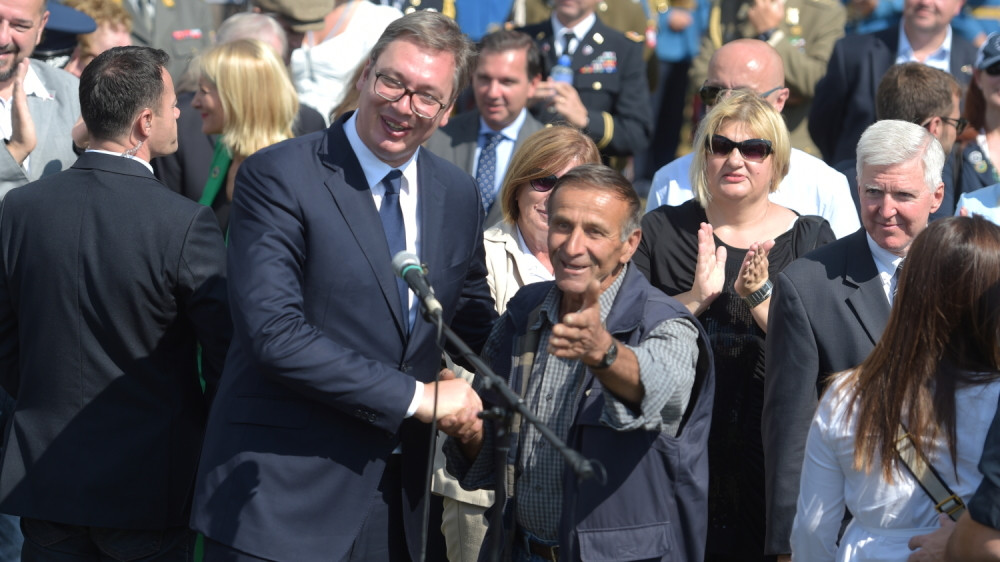 Stariji muškarac prišao predsedniku Vučiću u prenosu uživo i učinio nešto potpuno neočekivano!