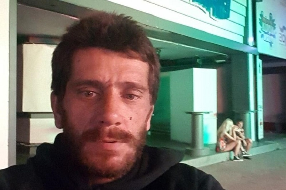 Osuđen na 52 godine zatvora zbog teškog zločina, a sada ležerno ispija koktele i vreba nove žrtve! (FOTO)