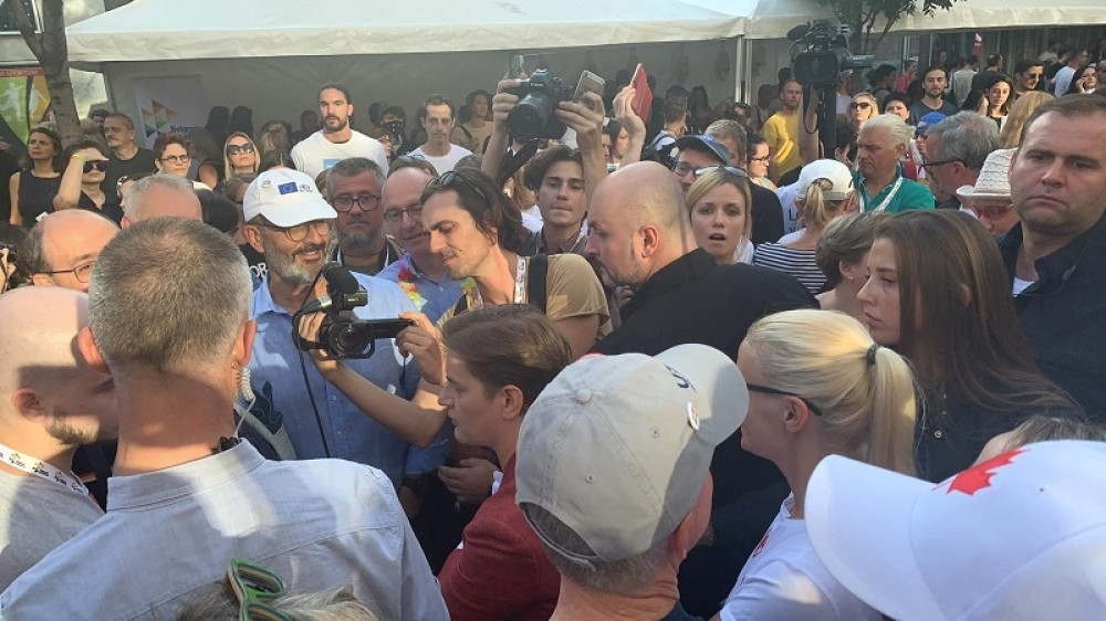 Ana Brnabić sa partnerkom Milicom došla na Paradu ponosa, a onda su okupljeni počeli da viču! (FOTO GALERIJA)