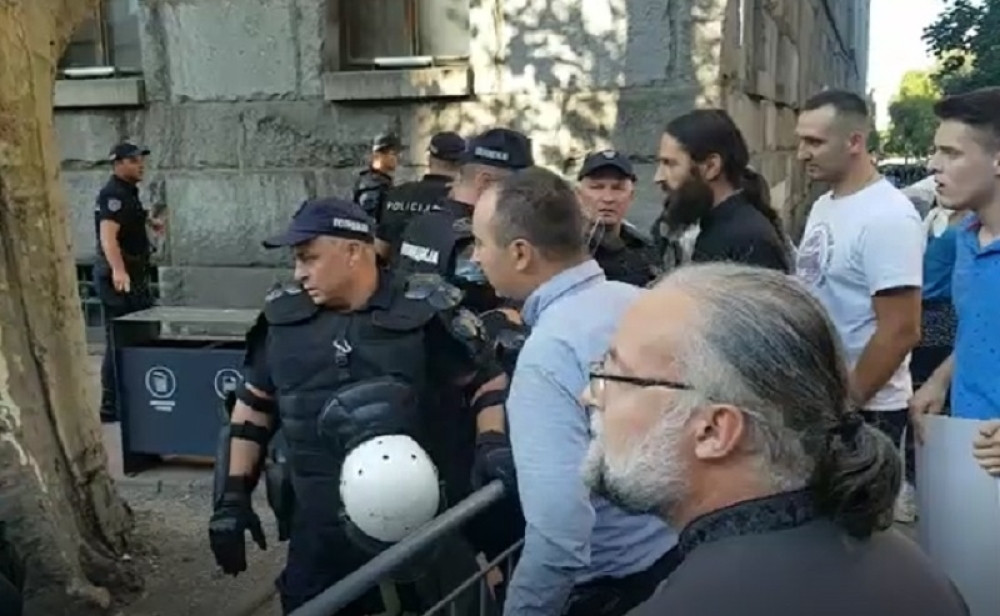 Protivnici Prajda policajcima dobacivali gadosti, pa nasrnuli na njih! A onda se pojavio monah i ostavo sve u čudu! (VIDEO)